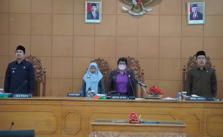 Ketua DPRD Bengkulu Utara Sonti Bakara SH (tengah), Wakil Ketua I Juhaili SIP (kanan) dan Wabup Arie Septia Adinata (kiri) saat rapat paripurna pandangan akhir fraksi terhadap Perubahan APBD, Senin (12/9/2022)