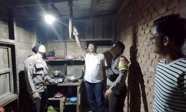 Personel Polsek Rimbo Pengadang saat berada di TKP gantung diri Desa Talang Ratu