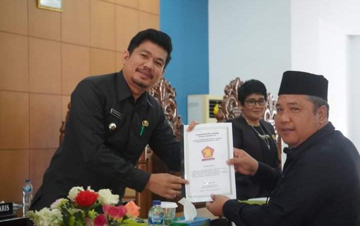 Salah satu fraksi di DPRD Bengkulu Utara menyerahkan lembaran pandangan umum kepada Wabup Arie Septia Adinata