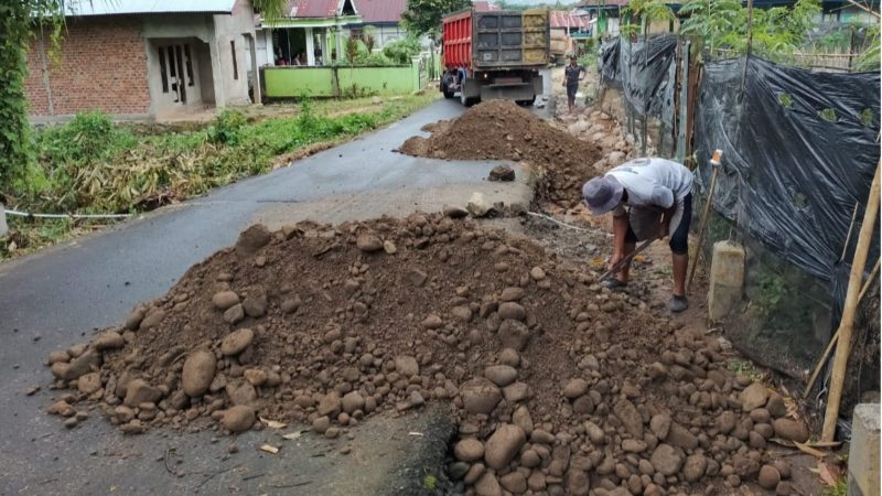Dinas PUPRP Kabupaten Lebong memperbaiki beberapa titik kerusakan jalan di Kecamatan Uram Jaya dan sekitarnya pascabanjir menerjang beberapa waktu lalu. Tampak truk menurunkan material untuk menutup bahu jalan