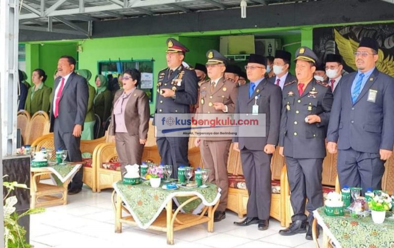 Ketua DPRD Bengkulu Utara Sonti Bakara SH (tengah) saat mengikuti upacara memperingati HUT ke-77 TNI, di Makodim 0423, Rabu (5/10/2022) 