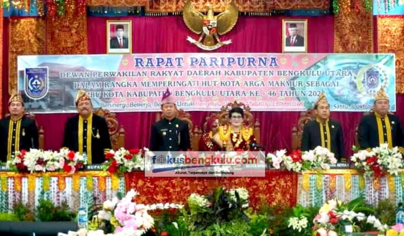 Ketua DPRD Bengkulu Utara Sonti Bakara SH (tengah) saat memimpin rapat paripurna istimewa dalam rangka HUT ke-46 Kota Arga Makmur, Sabtu (8/10/2022)