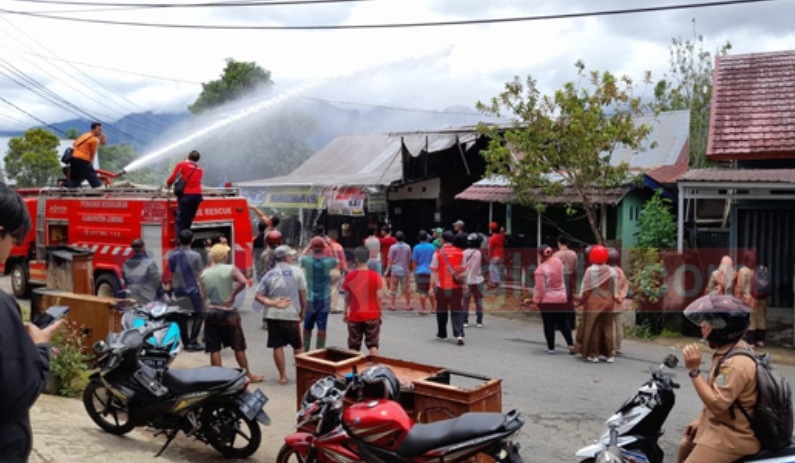 Petugas Damkar Pemkab Lebong saat berjibaku memadamkan api yang melalap rumah warga Desa Gandung Baru, Selasa (4/10/2022)