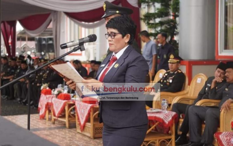 Ketua DPRD Bengkulu Utara Sonti Bakara SH saat membacakan ikrar Pancasila saat pelaksanaan upacara peringatan Hari Kesaktian Pancasila, Sabtu (1/10/2022)