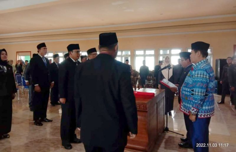 Bupati Lebong Kopli Ansori saat melantik 17 orang pejabat eselon II.b hasil lelang JPTP, Kamis (3/11/2022)