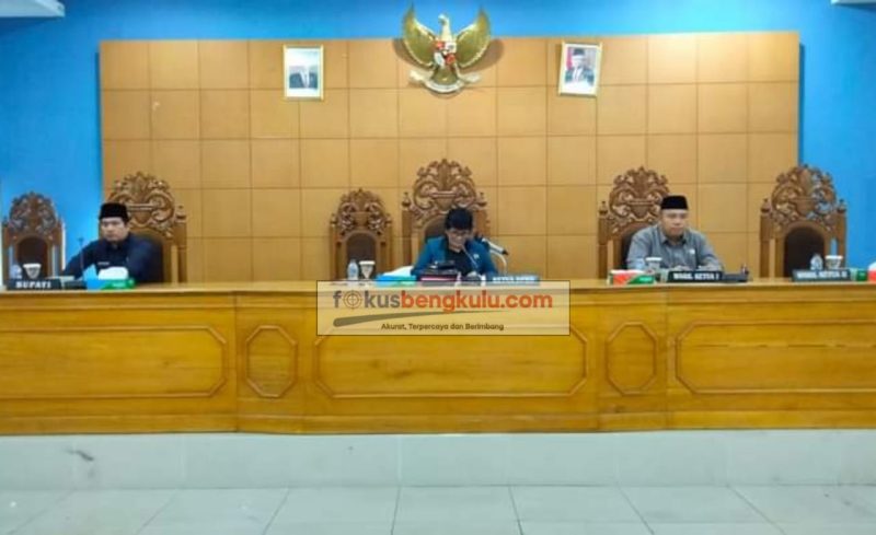 Ketua DPRD Bengkulu Utara Sonti Bakara SH saat memimpin rapat paripurna dengan agenda jawaban eksekutif atas pandangan umum fraksi terhadap Nota Pengantar Raperda APBD 2023