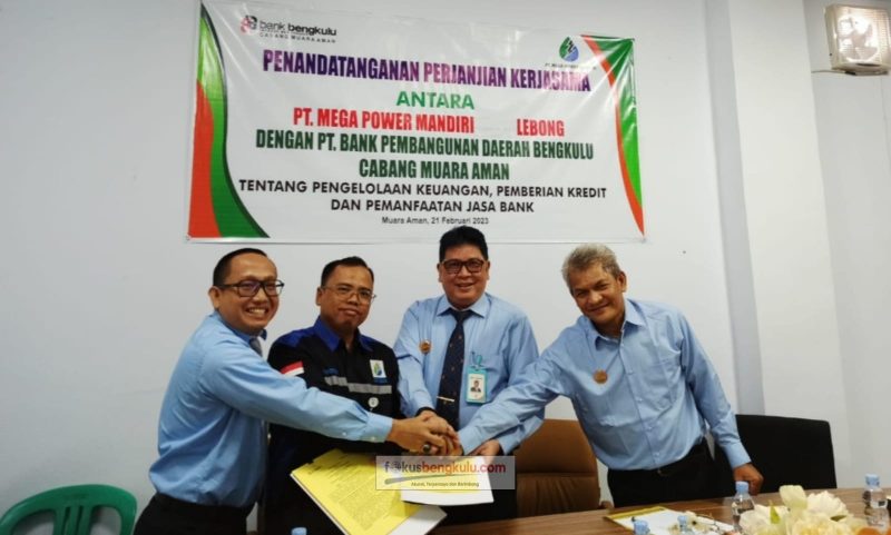 Pemimpin Cabang (Pinca) Bank Bengkulu Muara Aman Agustian Domargo SE (tengah, berkaca mata) di sela-sela kegiatan penandatangan PKS dengan manajemen PT MPM, Selasa (21/2/2023)