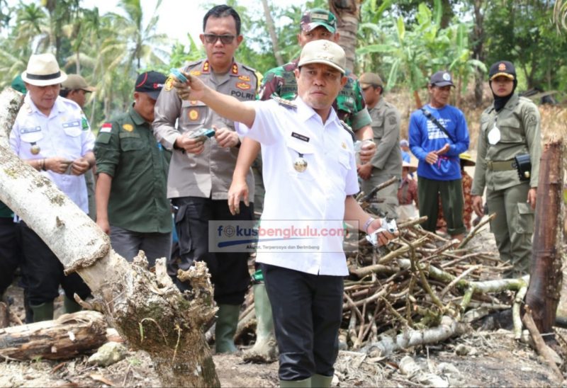 Bupati Lebong Kopli Ansori di sela-sela kegiatan launching tanam di Desa Embong Kecamatan Uram Jaya, Rabu (15/2/2023)