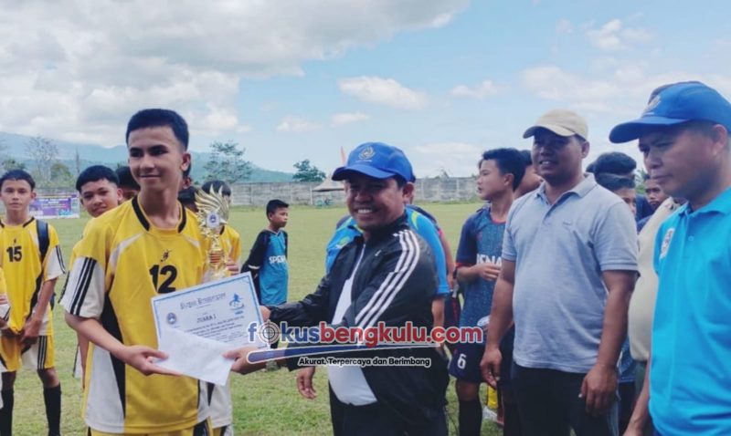 Bupati Lebong Kopli Ansori memberikan piagam penghargaan kepada tim yang berhasil menjuarai Invitasi Sepak Bola Usia Dini di GOR Terpusat Kelurahan Taba Anyar Kecamatan Lebong Selatan, Sabtu (18/3/2023)