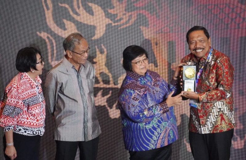Bupati Bengkulu Utara Ir H Mian (kanan) saat menerima piala Adipura Tahun 2022 dari Menteri LHK Siti Nurbaya di Jakarta, Selasa (28/2/2023)