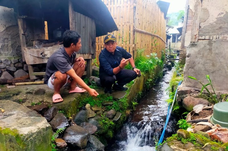 Ketua DPRD Lebong Carles Ronsen SSos (kanan) saat mendengarkan keluhan warga Desa Semelako III Kecamatan Lebong Tengah terkait kondisi saluran air yang melewati permukiman    yang mengalami kerusakan parah, Senin (20/3/2023)