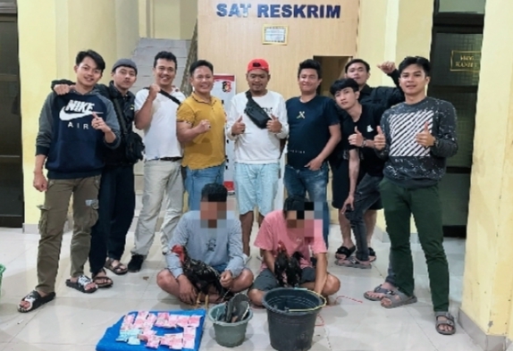 Dua orang pelaku judi sabung ayam yang diamankan personel Sat Reskrim Polres Lebong, Minggu (26/3/2023)