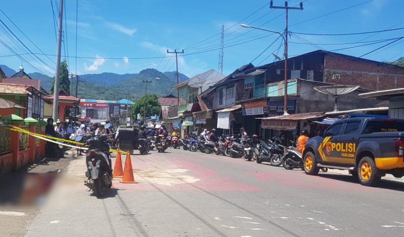 Tampak TKP pembunuhan di depan SDN 22 Lebong Kelurahan Pasar Muara Aman Kecamatan Lebong Utara telah dipasang garis polisi tak lama setelah kejadian, Senin (27/3/2023)