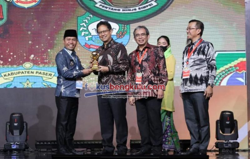 Bupati Lebong Kopli Ansori (kiri) saat menerima penghargaan UHC Award Tahun 2023 dari Menteri Kesehatan RI Budi Gunadi Sadikin di Jakarta, Selasa (14/3/2023)