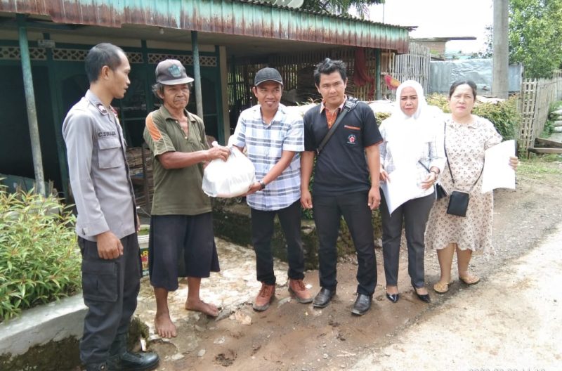 Pjs Kades Kampung Muara Aman Orbit Bijaksana AMd (tengah, baju putih) saat menyerahkan bantuan Sembako kepada warga Desa Kampung Muara Aman yang terdampak banjir, Rabu (29/3/2023)