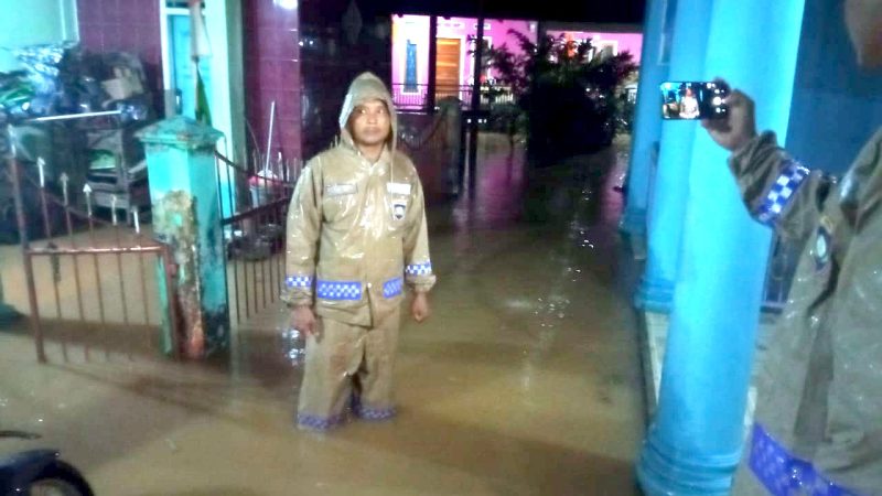 Situasi banjir di Desa Lebong Donok (Nangai Amen) pada Minggu (26/3/2023) malam. Tampak petugas siaga di lokasi