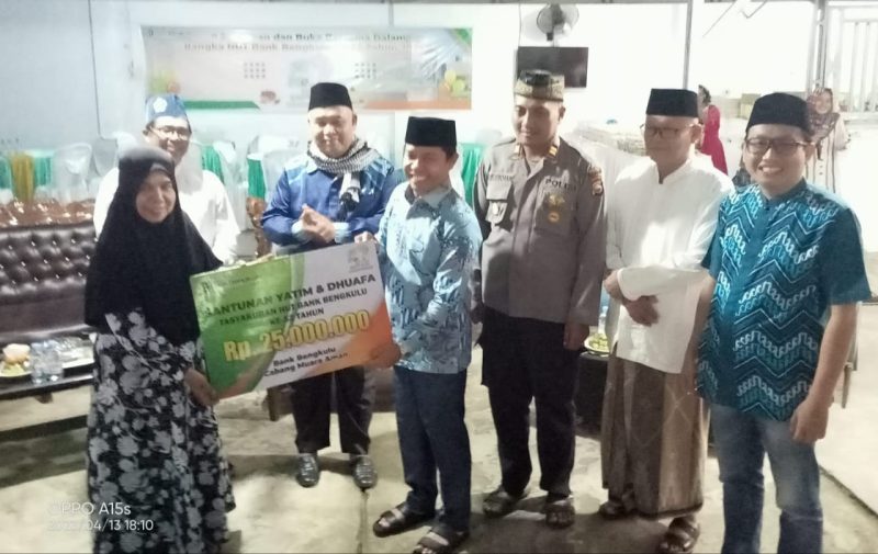 Penyerahan bantuan untuk panti asuhan dari Bank Bengkulu Cabang Muara Aman oleh Bupati Lebong Kopli Ansori, Kamis (13/4/2023) 