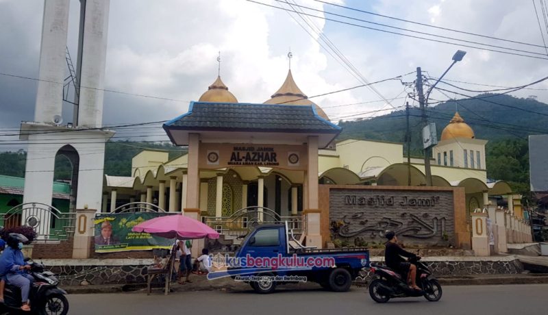 Masjid Jamik Al-Azhar yang berlokasi di Kelurahan Pasar Muara Aman Kecamatan Lebong Utara 
