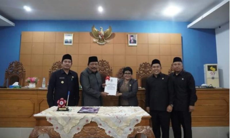 Bupati Bengkulu Utara Ir H Mian menyerahkan dokumen Perda LP2B kepada Ketua DPRD Bengkulu Utara Sonti Bakara SH, Jum'at (14/4/2023)