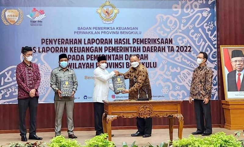 Bupati Lebong Kopli Ansori (kiri) saat menerima LHP atas LKPD Tahun 2022 dari Kepala Perwakilan BPK RI Provinsi Bengkulu Muhammad Toha Arafat, Jum'at (12/5/2023)