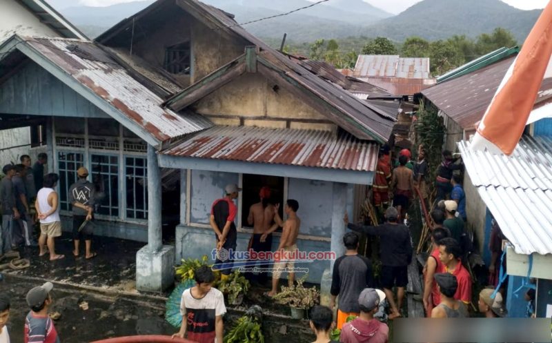Rumah milik Toden Saprin (55) warga Desa Suka Damai Kecamatan Lebong Tengah terbakar pada Sabtu (24/6/2023) sore. Tampak situasi rumah korban tak lama setelah api berhasil dijinakkan