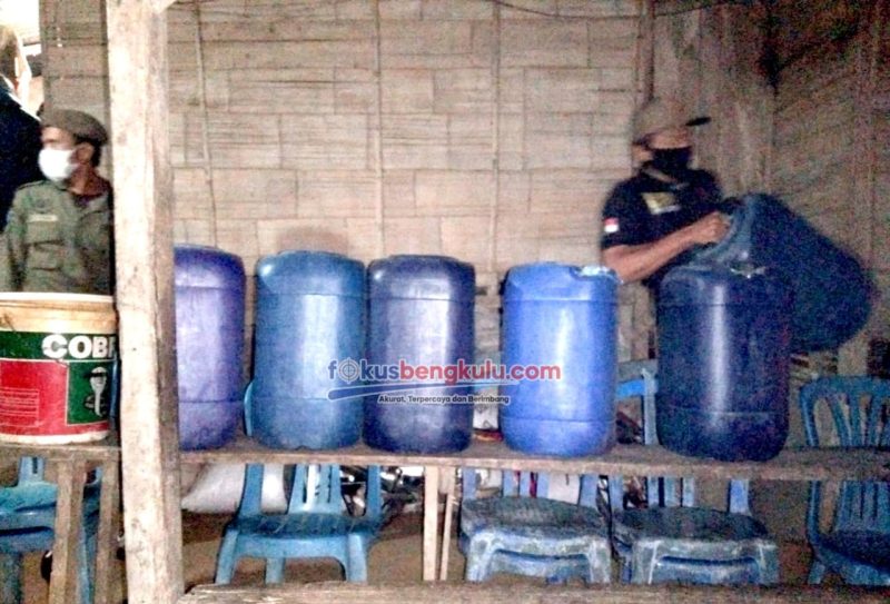 Ratusan liter tuak di dalam jerigen besar berwarna biru yang disita Satpol PP Kabupaten Lebong dari salah satu tempat hiburan di Desa Muning Agung Kecamatan Lebong Sakti, Selasa (5/7/2023)