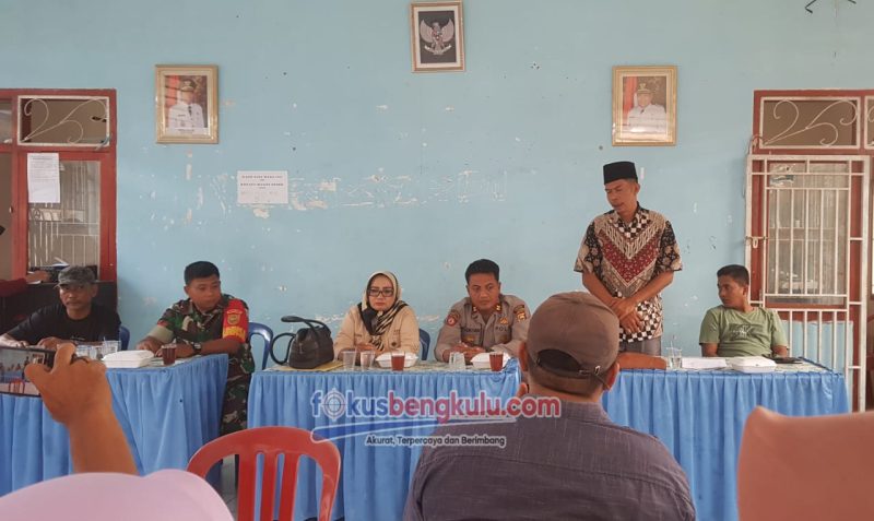 Pjs Kades Nangai Amen Indra Jaya saat memberikan sambutan dalam kegiatan Monev DD-ADD Tahap I, bertempat di balai desa, Kamis (10/8/2023)