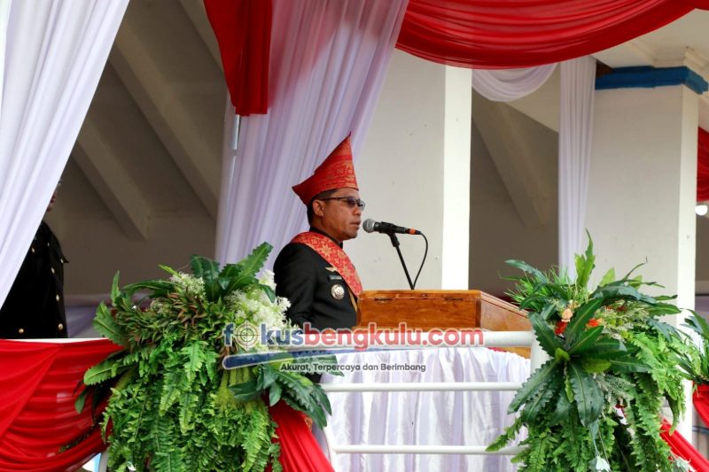 Bupati Lebong Kopli Ansori saat menjadi Inspektur Upacara (Irup) Peringatan HUT ke-78 Kemerdekaan RI, di halaman pendopo Rumdin Bupati, Kamis (17/8/2023)