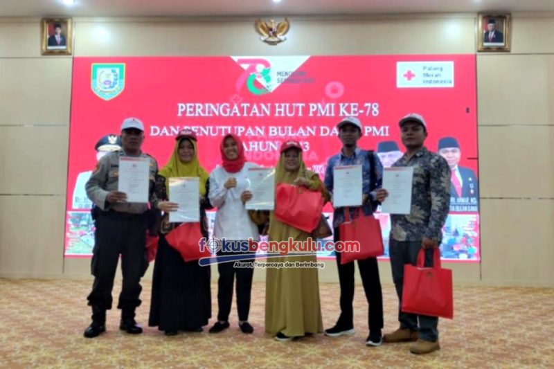 Para pendonor darah PMI Bengkulu Utara yang mendapatkan penghargaan pada momen peringatan HUT PMI ke-78 dan Penutupan Bulan Dana di Balai Raya Semarak Bengkulu, Senin (11/9/2023)