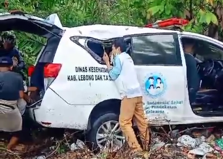 Tampak kondisi mobil ambulans Puskesmas Kutai Donok Kecamatan Lebong Selatan yang mengalami kecelakaan di ruas jalan Kepahiang - Bengkulu tepatnya di Desa Talang Empat Kecamatan Karang Tinggi Kabupaten Benteng, Selasa (10/10/2023)