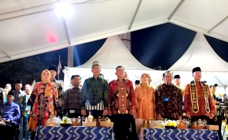 Bupati Lebong Kopli Ansori (baris kedua, kedua dari kiri) saat menghadiri malam puncak perayaan HUT Provinsi Bengkulu ke-55, di Balai Raya Semarak Bengkulu, Sabtu (18/11/2023)