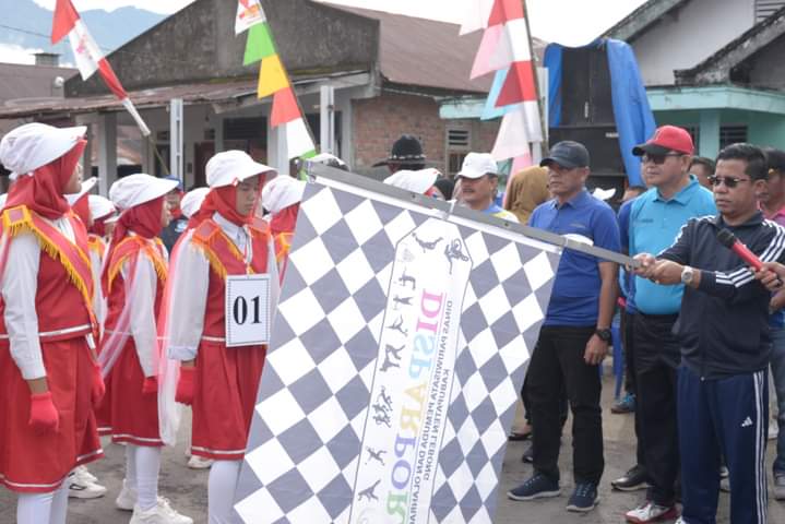 Bupati Lebong Kopli Ansori didampingi Sekda H Mustarani Abidin SH MSi saat melepas peserta lomba baris berbaris, Senin (4/12/2023)