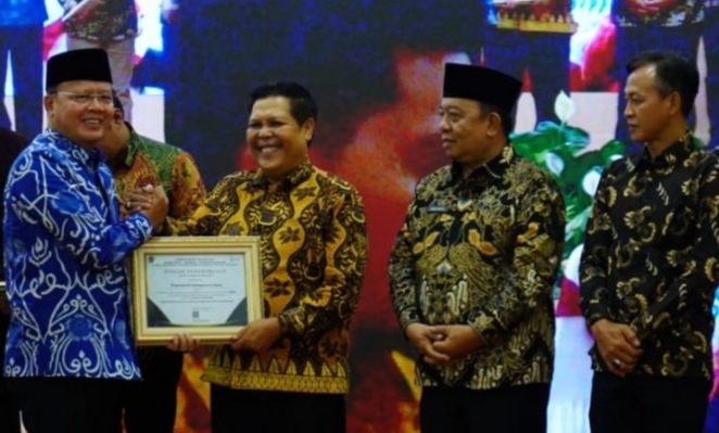 Wabup Lebong Drs Fahrurrozi MPd saat menerima penghargaan dari Gubernur Bengkulu H Rohidin Mersyah dalam acara Treasury Award, Jum'at (1/12/2023)