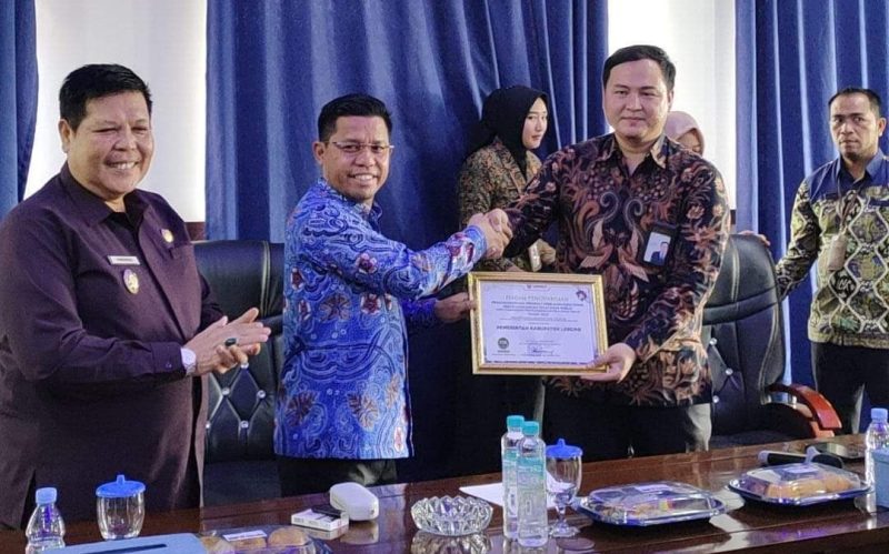 Bupati Lebong Kopli Ansori (kiri) saat menerima penghargaan standar kepatuhan tinggi penyelenggaran pelayanan publik dari Kepala Ombudsman RI Perwakilan Bengkulu Jaka, bertempat di Rumdin Bupati, Kamis (29/2/2024)