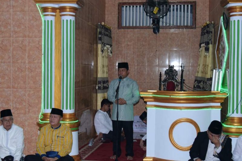 Bupati Lebong Kopli Ansori saat memberikan sambutan dalam kegiatan safari ramadan yang digelar Gubernur Bengkulu Rohidin Mersyah di Masjid Al-Falah Desa Lokasari Kecamatan Lebong Utara, Rabu (20/3/2024)