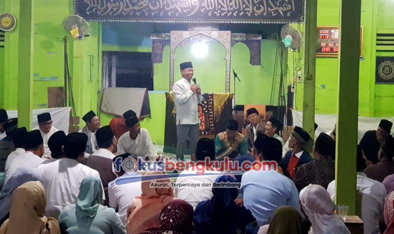 Bupati Lebong Kopli Ansori SSos saat memberikan sambutan ketika menggelar safari ramadan di Masjid Al Mutaqqin Desa Kota Baru Santan Kecamatan Tubei, Selasa (26/3/2024)
