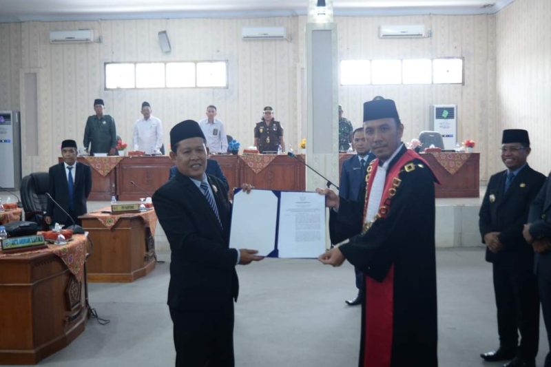 Politisi PKB Erlan Fajar Jaya (kiri) usai dilantik oleh Ketua PN Lebong Fakhruddin SH MH dan disaksikan oleh Bupati Lebong Kopli Ansori SSos (kanan), Senin (4/3/2024)