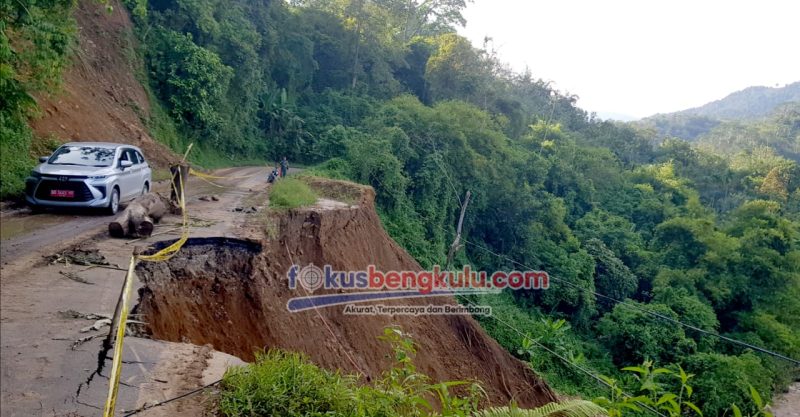 Tampak kondisi ruas jalan Provinsi Bengkulu di Desa Talang Ratu Kecamatan Rimbo Pengadang yang rusak dan mengancam pengendara, Rabu (17/4/2024)