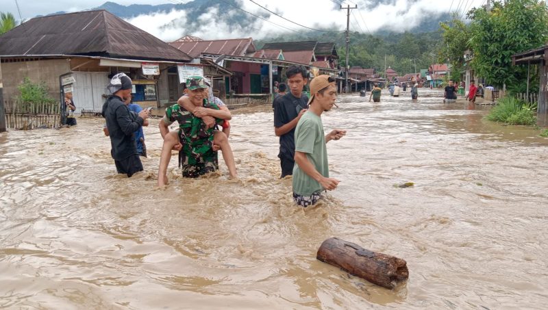 Tampak kondisi banjir di Desa Talang Leak Kecamatan Bingin Kuning, Selasa (16/4/2024). Air menggenangi rumah dan badan jalan