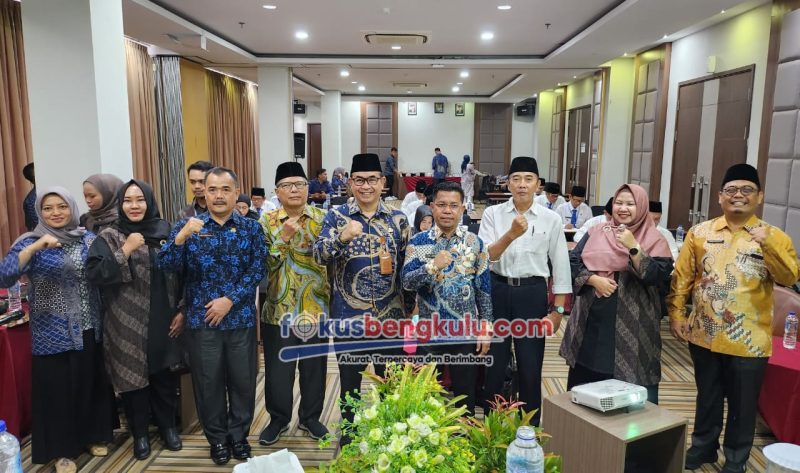 Bupati Lebong Kopli Ansori SSos (tengah) didampingi Sekda H Mustarani Abidin SH MSi saat hari pertama pelaksanaan Asesmen JPTP di salah satu hotel di Kota Bengkulu, Sabtu (4/5/2024)
