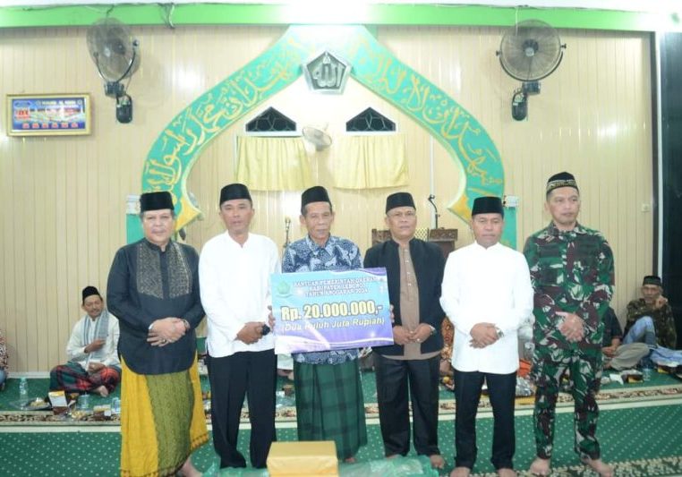 Bupati Lebong Kopli Ansori (kedua dari kanan) usai memberikan bantuan Rp 20 juta untuk masjid Al Aman Kelurahan Amen Kecamatan Amen saat menggelar kegiatan Safari Ramadan, Kamis (28/3/2024)