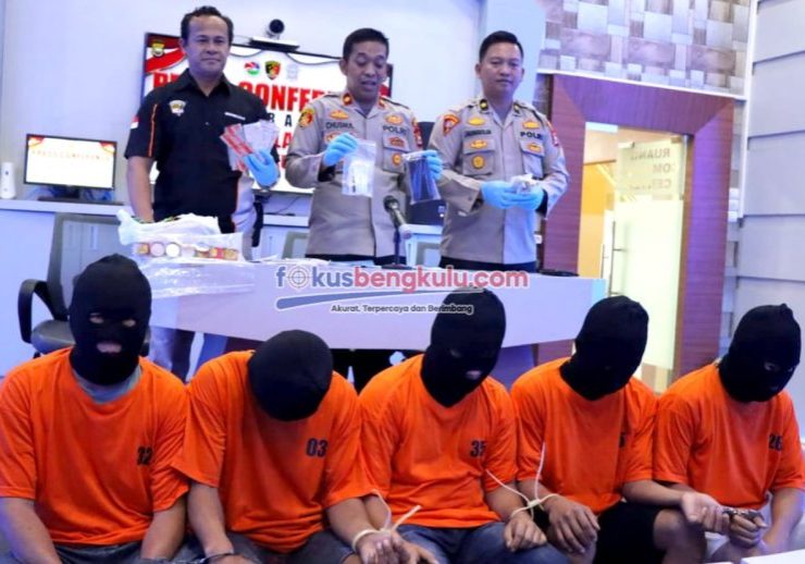 Lima orang tersangka penyalahgunaan Narkoba yang dihadirkan saat press release hasil Operasi Antik Nala 2023 di Kabupaten Bengkulu Utara, Rabu (5/7/2023)