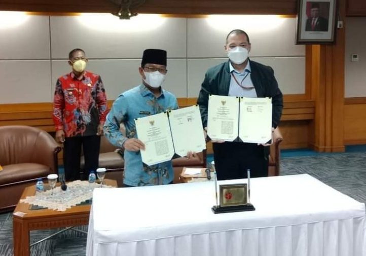 Bupati Lebong Kopli Ansori (kiri) dan Deputi Bidang Riset dan Inovasi Daerah BRIN Yopi setelah penandatanganan Nota Kesepakatan Sinergi, di Jakarta Pusat, Kamis (22/9/2022)