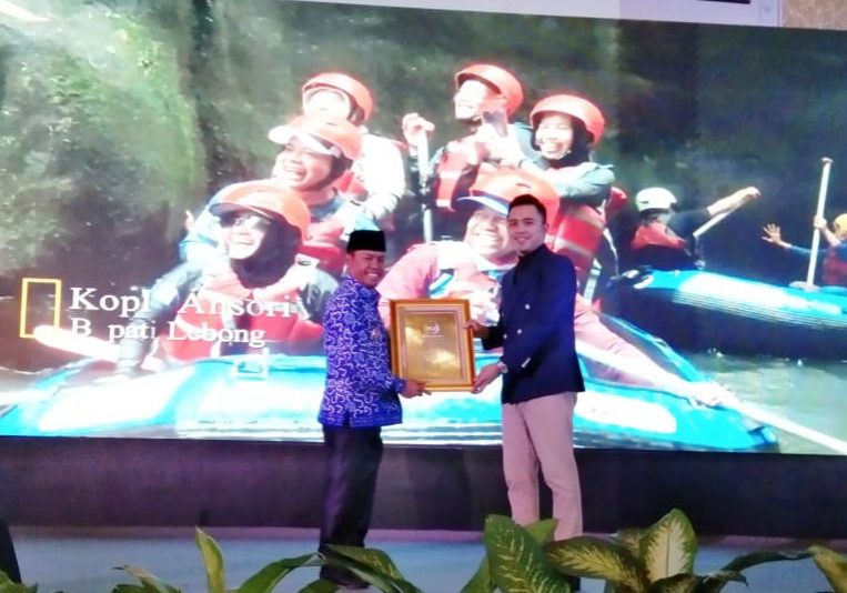 Bupati Lebong Kopli Ansori (kiri) saat menerima penghargaan Best Future Leaders of Indonesia Tahun 2023 dari Seven Media Asia bertempat di Mercure Hotel Convention Center Ancol, Jakarta, Jum'at (15/9/2023)
