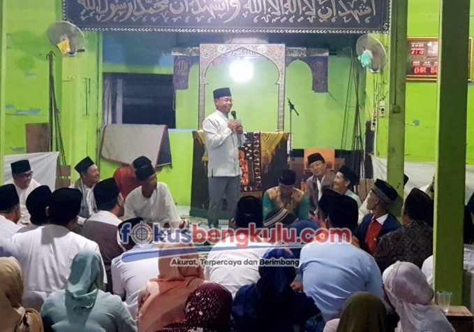 Bupati Lebong Kopli Ansori SSos saat memberikan sambutan ketika menggelar safari ramadan di Masjid Al Mutaqqin Desa Kota Baru Santan Kecamatan Tubei, Selasa (26/3/2024)
