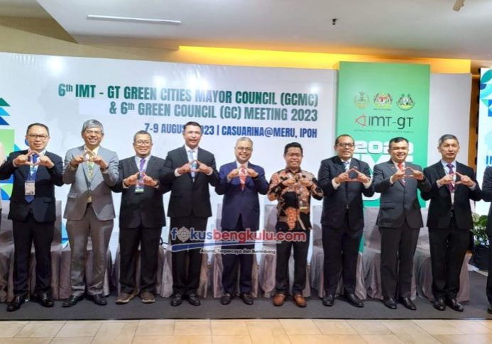 Bupati Lebong Kopli Ansori (kelima dari kanan) berfoto bersama para delegasi IMT-GT GCMC di Ipoh Malaysia, Selasa (8/8/2023)