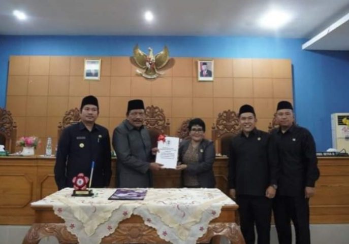 Bupati Bengkulu Utara Ir H Mian menyerahkan dokumen Perda LP2B kepada Ketua DPRD Bengkulu Utara Sonti Bakara SH, Jum'at (14/4/2023)