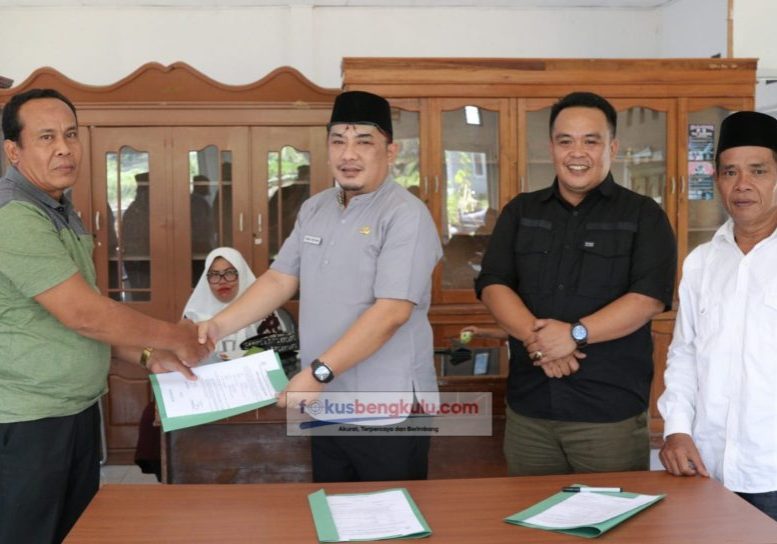 Sertijab Sekretaris Dinas PMD dari pejabat lama Toton Wijaya ST (kiri) kepada pejabat yang baru Danial Paripurna SE disaksikan Kepala Dinas PMD Reko Haryanto SSos MSi (kanan, baju hitam), Jum'at (17/2/2023) siang