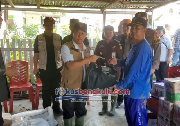 Bupati Lebong Kopli Ansori SSos saat menyerahkan bantuan tanggap bencana kepada Kades Talang Leak II Kecamatan Bingin Kuning Afrildo, Rabu (17/4/2024)