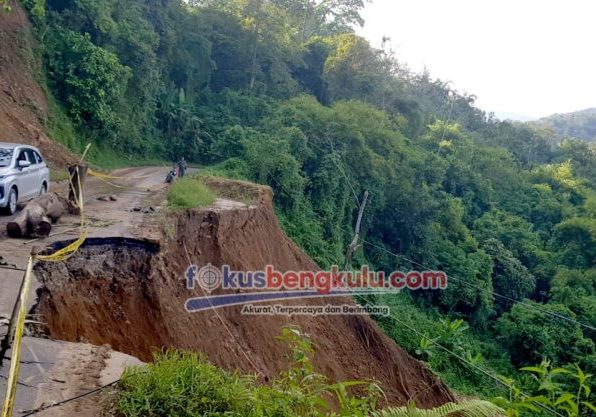 Tampak kondisi ruas jalan Provinsi Bengkulu di Desa Talang Ratu Kecamatan Rimbo Pengadang yang rusak dan mengancam pengendara, Rabu (17/4/2024)